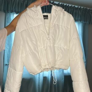 White cropped puffer jacket with hoody and adjustable string
